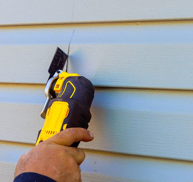 Homeowner consulting with siding contractor